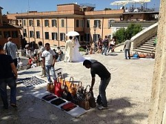 Vendedores ambulantes en la Plaza de España de Roma